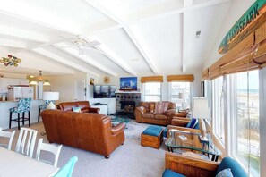 TV, offices - Oceanfront home w/private pool, beautiful views, WiFi, central AC, private W/D (Virginia Beach)