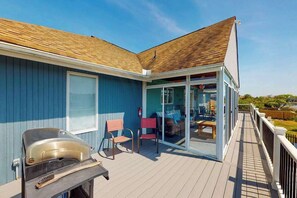 Outdoor dining - Wonderful home on the bay with private dock and pool, WiFi, washer/dryer (Virginia Beach)