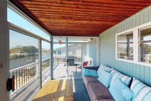 Terrace/patio - Wonderful home on the bay with private dock and pool, WiFi, washer/dryer (Virginia Beach)