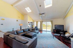 TV, DVD player, table football, offices - Wonderful home on the bay with private dock and pool, WiFi, washer/dryer (Virginia Beach)
