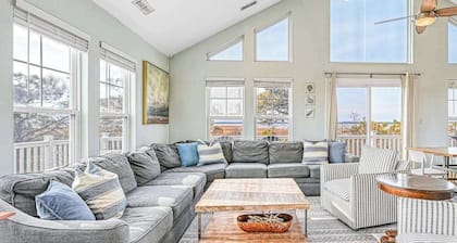 9BR home with private pool, hot tub & 4 min to beach, free WIFI