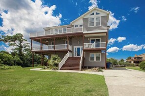 Exterior - 9BR home with private pool, hot tub & 4 min to beach, free WIFI (Virginia Beach)