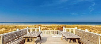 Oceanfront home w/ocean views, WiFi, central AC, balcony, deck, washer/dryer