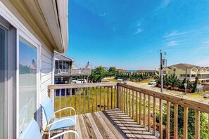 Property grounds - Oceanside retreat with private tennis/pickleball court, easy beach access & AC (Virginia Beach)