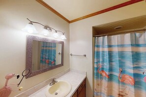 Shower, towels - Oceanside retreat with private tennis/pickleball court, easy beach access & AC (Virginia Beach)