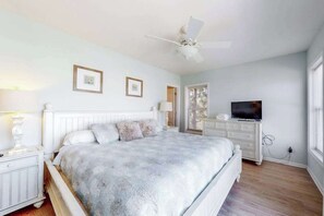 Internet, bed sheets - Oceanside beach home private outdoor pool, fast WiFi & W/D - dog-friendly (Virginia Beach)