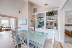 Dining - Oceanside beach home private outdoor pool, fast WiFi & W/D - dog-friendly (Virginia Beach)