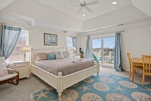 Room - Spacious canal home w/ private dock, outdoor pool, hot tub & amazing views (Virginia Beach)