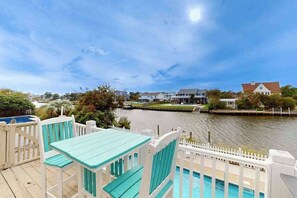 Outdoor dining - Spacious canal home w/ private dock, outdoor pool, hot tub & amazing views (Virginia Beach)