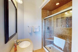 Shower, towels - Fantastic Semi-Oceanfront Home w/Private Pool + Free WiFi, Steps from the Beach (Virginia Beach)