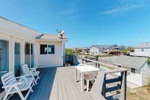 Outdoor dining - Dog-friendly home with private pool, fenced yard, ocean view, nice deck & WiFi (Virginia Beach)