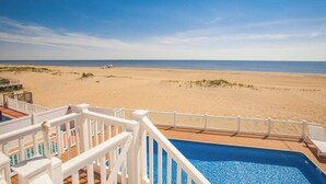 Ein Pool mit Blick auf den Strand und den Ozean.