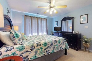 Iron/ironing board, WiFi, bed sheets - Bright Condo with On-Site Pool just a Block from the Beach (Virginia Beach)