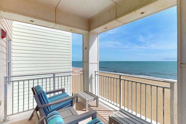 Property grounds - Oceanfront corner condo with amazing balcony views, outdoor pool & gym (Virginia Beach)