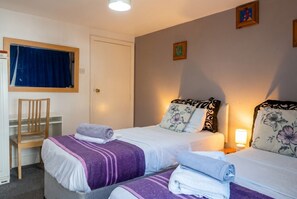 Desk, iron/ironing board, travel cot, WiFi - Guest-favourite Birmingham suites with free parking and all amenities (West Midlands)