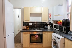 Fridge, microwave, oven, stovetop - Guest-favourite Birmingham suites with free parking and all amenities (West Midlands)