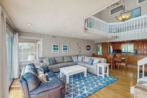 TV, offices - 3-story home w/great views of ocean, fenced private pool, and easy beach access (Virginia Beach)