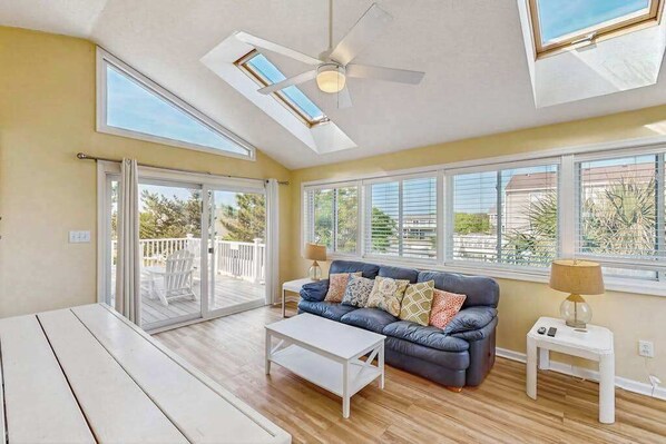 TV, offices - 3-story home w/great views of ocean, fenced private pool, and easy beach access (Virginia Beach)
