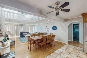 TV, offices - 3-story home w/great views of ocean, fenced private pool, and easy beach access (Virginia Beach)