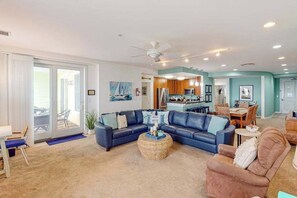 TV, offices - Inviting & well-equipped beachfront condo with balcony, 3 pools, gym & AC (Virginia Beach)