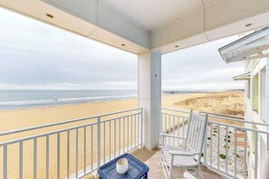 Property grounds - Inviting & well-equipped beachfront condo with balcony, 3 pools, gym & AC (Virginia Beach)