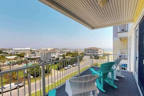 Property grounds - Brand-new condo steps from beach with balcony, WiFi, pool & gym (Virginia Beach)