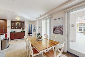 Dining - Relaxing condo close to the beach with resort pool, grills & fitness steps away (Virginia Beach)