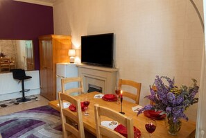 Dining - Pet-Friendly 2-Bed Suite | Sleeps 7 | Free Parking (West Midlands)