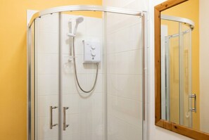 Hair dryer, towels - Pet-Friendly 2-Bed Suite | Sleeps 7 | Free Parking (West Midlands)