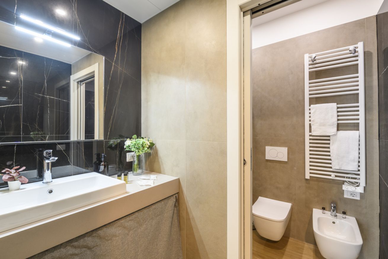 Shower, bidet, towels, shampoo