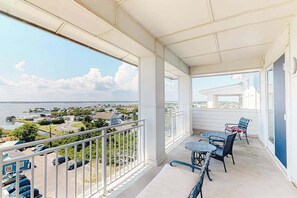 Property grounds - Two-story penthouse with huge bay views & pools - steps to beach (Virginia Beach)