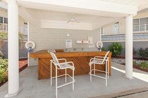 Property grounds - Oceanfront condo w/incredible beach views, shared outdoor pool, gym, & A/C (Virginia Beach)