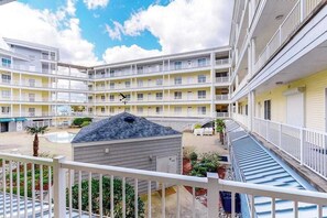 Property grounds - Oceanfront condo w/incredible beach views, shared outdoor pool, gym, & A/C (Virginia Beach)
