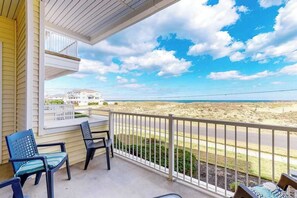 Property grounds - Oceanfront condo w/incredible beach views, shared outdoor pool, gym, & A/C (Virginia Beach)
