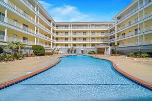 Pool - Oceanfront condo w/incredible beach views, shared outdoor pool, gym, & A/C (Virginia Beach)
