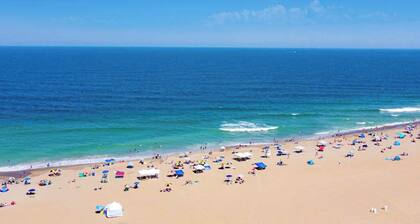 Oceanfront condo w/incredible beach views, shared outdoor pool, gym, & A/C