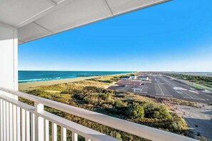 Property grounds - Wonderful condo in oceanfront complex with pools & gym (Virginia Beach)