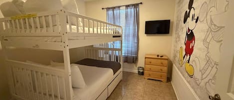 Tabla de planchar con plancha, cuna de viaje, wifi y ropa de cama
