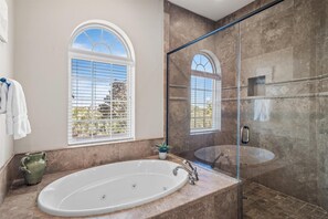 Shower, towels - ⛱️Walk to Beach | Community Pool & Hot Tub | Casa del Mare⛱️ (Miramar Beach)