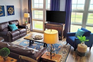 TV, DVD player, offices - Updated, third-floor, bayfront condo with sunset views, 3 pools & 2 gyms (Virginia Beach)