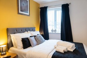 Desk, iron/ironing board, WiFi, bed sheets - Award-winning home with free parking, EV charging, and space for ten (West Midlands)
