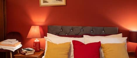 Escritorio, tabla de planchar con plancha, wifi y ropa de cama