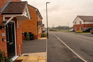 Property grounds - Award-winning home with free parking, EV charging, and space for ten (West Midlands)