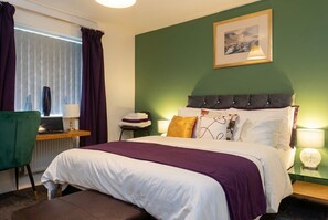 Desk, iron/ironing board, WiFi, bed sheets - Award-winning home with free parking, EV charging, and space for ten (West Midlands)