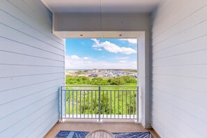 Property grounds - Great condo with 2 balconies, excellent ocean & bay views, 3 pools, & gym (Virginia Beach)