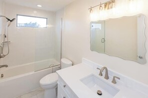 Shower, towels - Lovely canal-front home between bay & beach with private pool, dock, & AC (Virginia Beach)