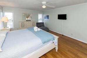 WiFi, bed sheets - Lovely canal-front home between bay & beach with private pool, dock, & AC (Virginia Beach)