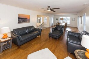 TV, video games, table football, offices - Lovely canal-front home between bay & beach with private pool, dock, & AC (Virginia Beach)