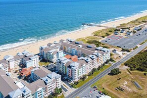 Beach nearby - Bright 3rd-floor courtyard condo with balcony, pools, gym, & AC (Virginia Beach)
