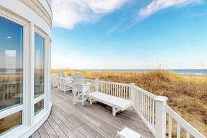 Terrace/patio - Amazing beachfront house w/private washer/dryer, WiFi, central AC, Ping-Pong (Virginia Beach)